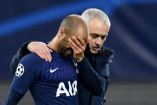 Mourinho consuela al brasileño Lucas Moura. (Reuters)