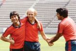 Rodolfo Montoya bromea y abraza al polaco Grzegorz Lato durante el entrenamiento con los Potros del Atlante / Fotos: Mexsport