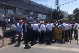 Retiran a taxistas de espacio que utilizaban como 'base'; protestan