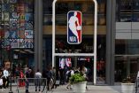 Los dueños de la NBA contemplan en reanudar su temporada en las instalaciones de Disney. (Reuters)