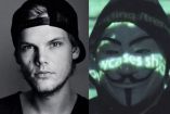 Imagen dividida mostrando a un lado el retrato de Avicii, un DJ y productor musical, y al otro un miembro de Anonymous con una máscara iluminada con palabras proyectadas, simbolizando la revelación de secretos oscuros y teorías conspirativas."