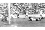 Duelo por el podio. Contra los charrúas, Horst Wolter sustituyó a Sepp Maier en la portería alemana, en el Azteca, hace medio siglo. Foto: Archivo Excélsior
