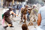 Civiles se enfrentaron con policías durante las protestas para exigir respuesta del gobierno de Líbano tras la explosión del martes / Fotos: AP y AFP