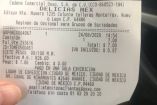 Le escupen a mujer en Oxxo por pedirle a cajera usar cubrebocas