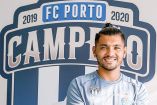 Tecatito, con el reconocimiento de la Liga NOS. Foto: Twitter @FCPorto