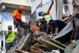 Rescatistas excavaban el jueves en busca de supervivientes entre los escombros en un barrio de la capital libanesa destrozado por la explosión ocurrida hace un mes en el puerto adyacente.