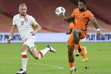 Memphis Depay lideró a Holanda en el triunfo sobre Polonia. (Reuters)