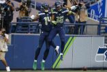 Russell Wilson fue la figura de Seattle con cinco pases de anotación. (Reuters)