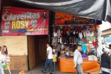 Las banquetas están flanqueadas por ambulantes, el paso es reducido y carece de ventilación. Foto: Efrén Argüelles