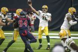 Aaron Rodgers lanzó cuatro pases de anotación en Houston. (Reuters)