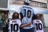 Varias personas se encuentran afuera de la clínica donde está internado Maradona, para expresarle su apoyo (Fotos: Reuters)