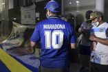 Los aficionados siguen mostrando su apoyo a Diego Armando Maradona. (AFP)