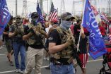 Armados, partidarios de Trump vigilan recuento y causan temor