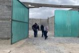 La puerta del predio estaba abierta y al ingresar hallaron una conexión para extraer combustible de manera ilegal. Foto: FGJEM