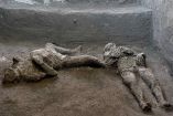 Descubren restos de dos hombres petrificados en Pompeya