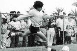Diego Maradona siempre recordaba sus años de pibe, cuando jugaba en el barrio y ensuciaba sus zapatos rotos. Cuando se hizo hombre, volvió a su territorio y siguió disfrutando como niño. Fotos: Archivo Excélsior