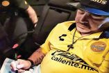 Maradona firmando una playera en su paso por Culiacán. Foto: Héctor Linares