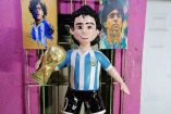 La figura representativa de Maradona lo muestra con la Copa del Mundo que conquistó en México. (Twitter: @dalton_cjon)