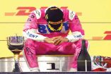 Checo tuvo un momento de reflexión en lo más alto del podio / Fotos: Reuters 