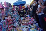 Las personas se aglomeraron en los puestos que venden juguetes para festejar los Reyes Magos. Foto: Cuartoscuro/Archivo