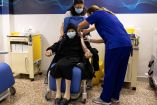 Grecia inicia vacunación de ancianos