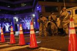 Personal de la Guardia Nacional y policías resguardan una calle cerca del Capitolio, el domingo 17 de enero de 2021, en Washington.