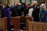 Biden asiste a misa acompañado por líderes partidistas