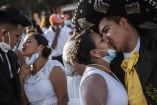 Bajo un intenso calor y con el riesgo de contraer Covid, 800 personas se casaron el fin de semana como parte de las “bodas masivas” que organiza una estación de radio en Nicaragua.