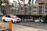 Taxista abre la puerta, golpea a ciclista y éste termina debajo de tráiler