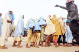 Las decenas de niñas que fueron secuestradas en un internado  en el estado de Zamfara hacen fila después de su liberación. Foto: Reuters