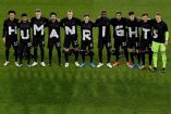 En el momento de los himnos nacionales, los jugadores alemanes mostraron una camiseta negra con la leyenda 'Human Rights' (Reuters)