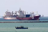 Buque petrolero con fallas causa nuevo susto en el Canal de Suez