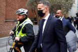 Ryan Giggs vistió un traje negro y un cubrebocas oscuro a su llega al tribunal de Manchester (Reuters)