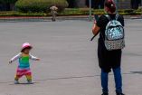 Una madre graba con su celular a su hija en la CDMX. Foto: Cuartoscuro