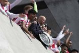 “Un pedazo de la victoria. Un pedazo de historia. Un pedazo de Ajax", el lema de la campaña del Ajax (AP)