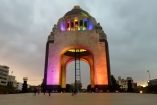 El Monumento a la Revolución se pintó con los colores del arcoíris con motivo del Día Internacional contra la Homofobia. / Foto: Especial. 