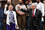 El presidente Andrés Manuel López Obrador y su esposa Beatriz Gutiérrez Müller mostrando sus pulgares tras ejercer su derecho al voto.