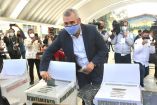 El candidato a la gubenratura de Michoacán, Alfredo Ramírez Bedolla, al emitir su voto esta mañana. Imagen tomada de Twitter: @AlfredoEsMorena