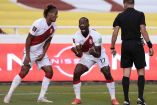 Luis Advíncula sentenció la victoria de la selección de Perú. (AFP)