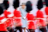 Isabel II asiste a desfile por su cumpleaños oficial 