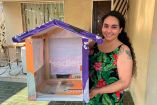 Mariana posa con una de las casitas para perros que hace con basura electoral. Foto: Alejandro del Toro/ ABC Noticias