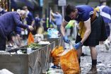 Aficionados de Escocia levantaron la basura que se acumuló en Leicester Square en Londres (Fotos: AP)