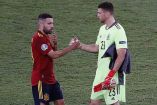 Jordi Alba (izq) mostró su decepción tras el empate de España ante Polonia. (AFP)
