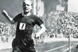 Paavo Nurmi cruza la meta en una carrera de invitación  en Inglaterra. Fotos: AP