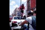 Sucedió en la ciclovía de Querétaro: una joven pasa con todo y bici por encima de auto que no respetó la ciclovía