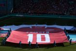 En los distintos partidos que ha jugado Dinamarca, se ha desplegado una playera gigante recordando a Christian Eriksen (Reuters)