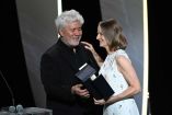 Jodie Foster recibe de manos de Almodóvar la Palma de Oro de Honor en Cannes