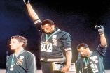 Tommie Smith y John Carlos suben al podio en el estadio Olímpico Universitario. Fotos: AP