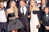 Hopper y Dylan, hijos de Sean Penn, y la actriz canadiense Katheryn Winnick en la alfombra roja del festival. Foto: AFP