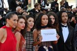 El equipo de la película brasileña "Medusa" denunció el domingo en la alfombra roja del Festival de Cannes la crisis sanitaria que vive el país sudamericano / AFP